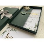 Yeşil kutulu, şık tasarımlı, kuru çiçekli mühürlü davetiye